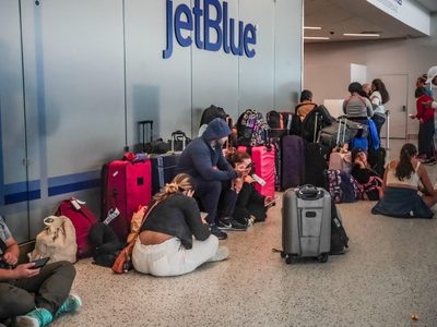 Miles de viajeros afectados por demoras en aeropuertos de EU rumbo a fin de semana festivo
