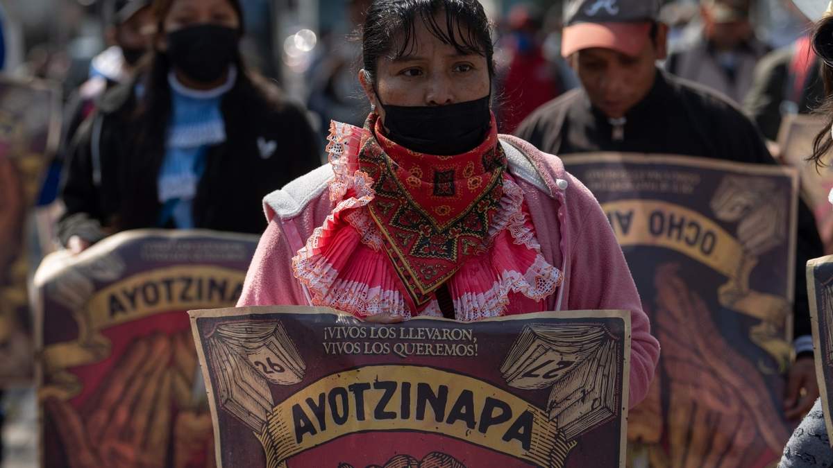 Padres de los 43 normalistas de Ayotzinapa, acuden a la Basílica de Guadalupe para realizar la eucaristía anual en honor de los estudiantes desaparecidos. 2022