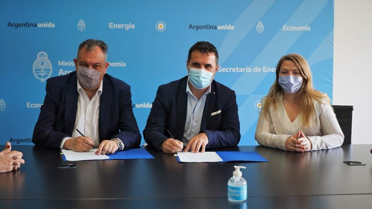 Gustavo Gennaso, Darío Martínez y Ana Marks en la firma del convenio. Fuente: (Twitter)