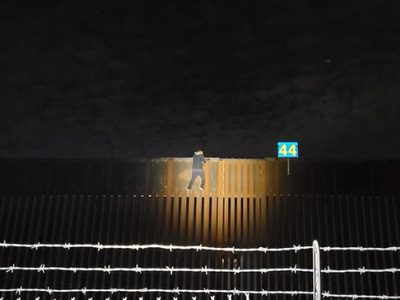 Migrante quedó atorado en el muro al intentar cruzar a EU