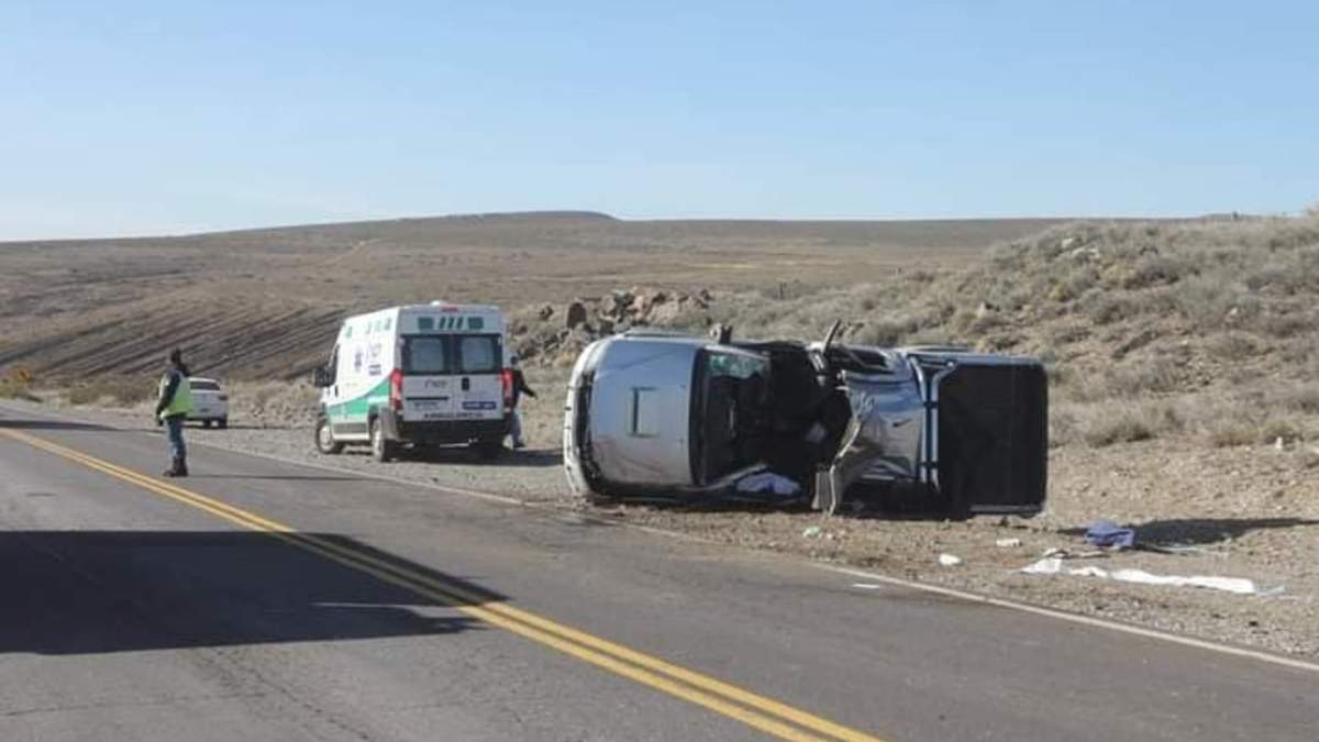 La camioneta accidentada al costado de la Ruta 40. Fuente: (Facebook).