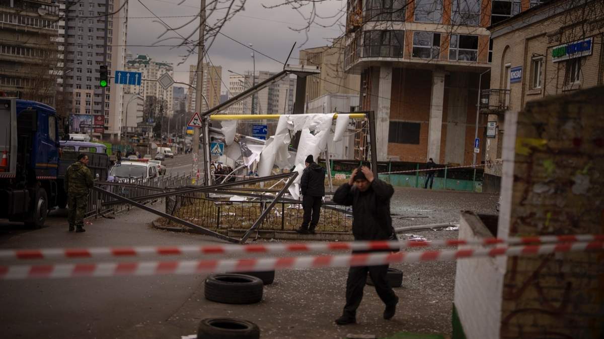 Policías inspeccionan una zona en Kiev tras un aparente ataque ruso