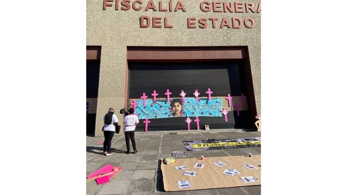Amnistía Internacional realiza protesta afuera de la FGJEM por feminicidios, el 16 de noviembre de 2022