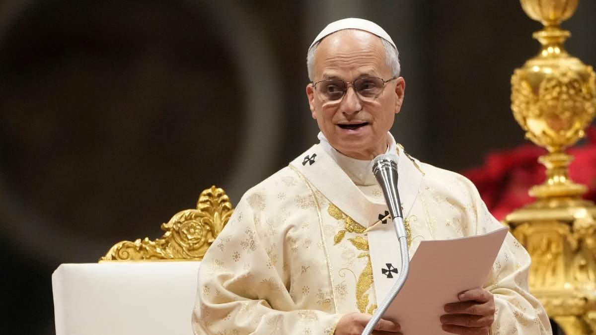 l papa León XIV preside una misa de Navidad en la basílica de San Pedro en el Vaticano, el 25 de diciembre de 2025
