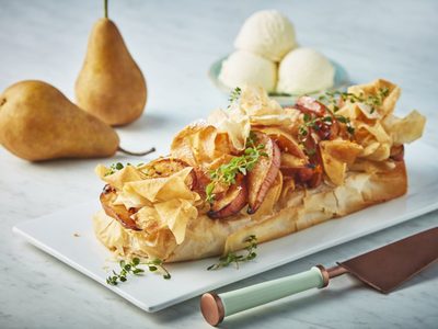 Strudel de peras con una masa exprés y deliciosa: crujiente por fuera y tiernita por dentro, la receta ideal para quedar de 10