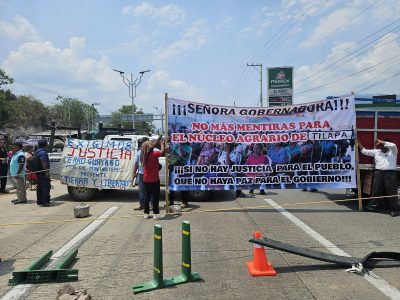 Van nueve horas de bloqueo en la Autopista del Sol; ejidatarios exigen solución a conflicto agrario