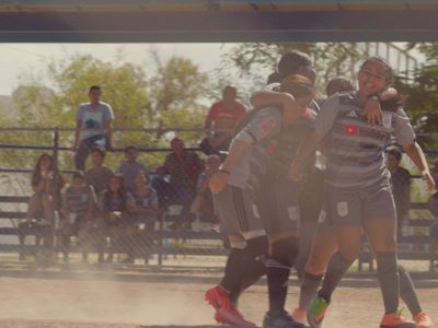 Futbol de jovencitas y su entrenador en un barrio violento de Mexicali, en documental