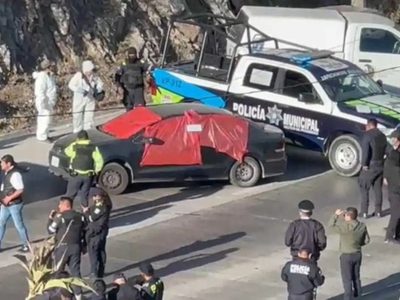 Descubren cabezas y siete cuerpos desmembrados dentro de auto en Periférico de Puebla