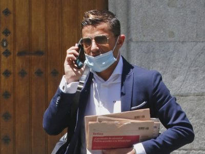 Más de 20 preguntas en dos minutos: la reacción de Alfonso Merlos al ser abordado por un periodista