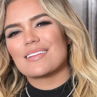 ¡Tamaño XXL! Karol G en mini traje de baño se mete al agua y demuestra que lo de ella es puro tamaño