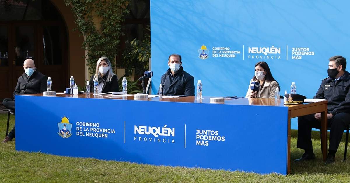 El gobernador Omar Gutiérrez junto a los ministros Sebastián González, Vanina Merlo, Marianina Domínguez y el comisario Miguel Ángel Riu. Fuente: (Twitter)