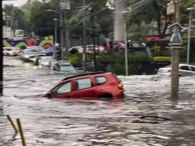 Activan alerta roja por lluvias en Magdalena Contreras; corriente arrastra varios autos (Videos)