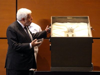 Jaime Maussan presenta cuerpos de supuestos extraterrestres en la Cámara de Diputados (Video)