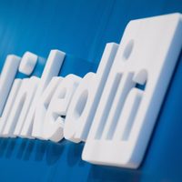 LinkedIn usó datos de usuarios para entrenar modelos de IA generativa sin informarles previamente