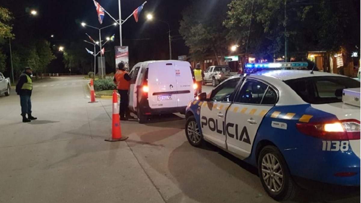 La agente sancionada integra el plantel de inspectores de Tránsito de Villa La Angostura. Fuente (Laangosturadigital)