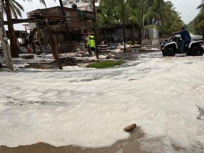 “Nora” derriba árboles y daña restaurantes y carreteras en Colima