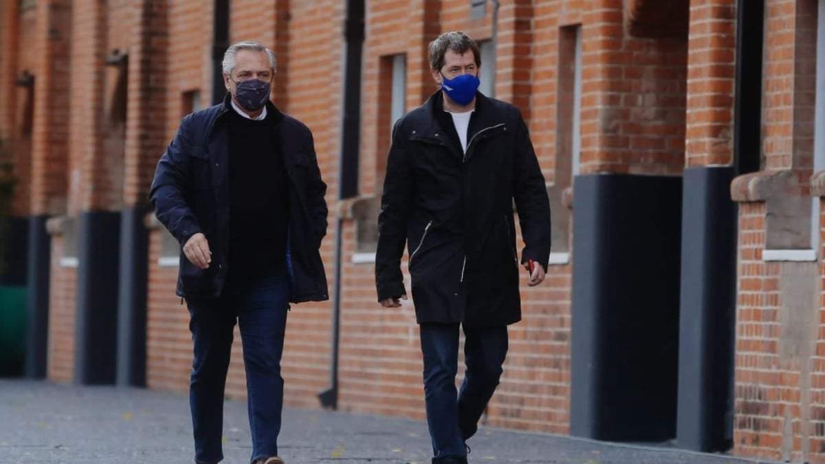Alberto Fernández, presidente de Argentina, y su ahora exvocero, Juan Pablo Biondi