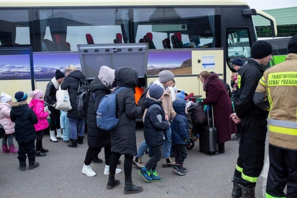 Niños refugiados ucranianos llegan a Polonia