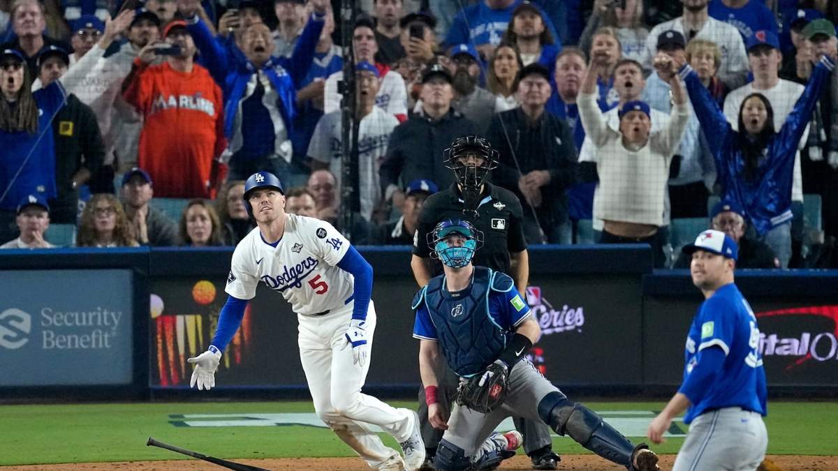 Freddie Freeman, de los Dodgers de Los Ángeles, observa su cuadrangular con el que dejó tendidos en el campo a los Azulejos de Toronto en la entrada 18