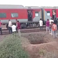 Saltan de tren por rumor sobre un incendio a bordo y son arrollados por otro ferrocarril