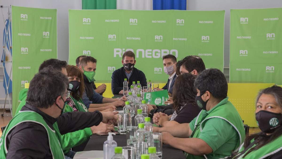 Mesa de negociaciones entre los gremios y el Gobierno de Río Negro. Fuente: (Twitter)
