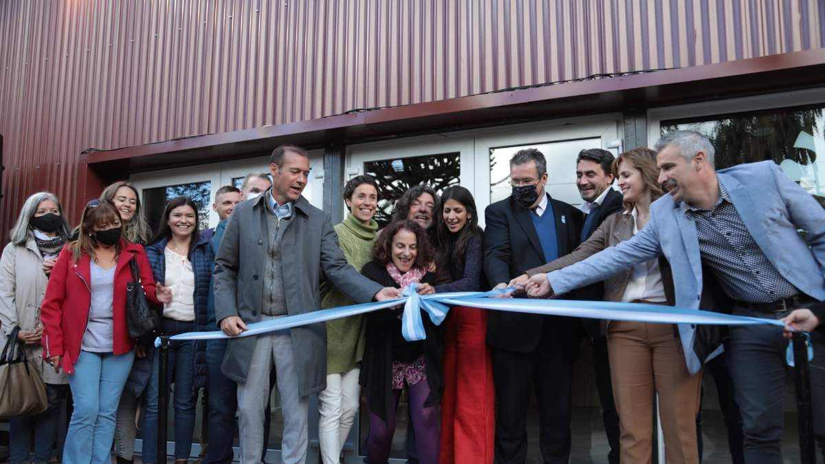 Omar Gutiérrez en la inauguración de la sala. Fuente: (Twitter)