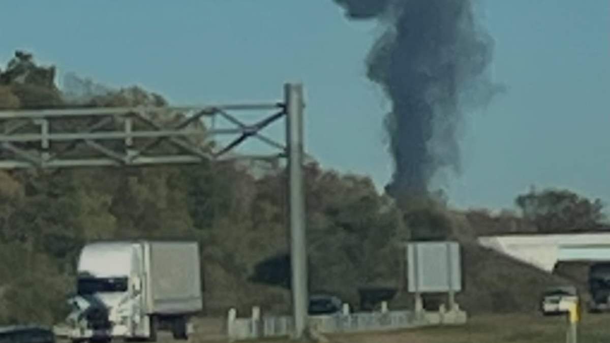 El avión explotó tras desplomarse en una carretera