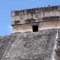 #LadyKukulkán se viraliza por burlar la seguridad y subir la pirámide de Chichen-Itzá
