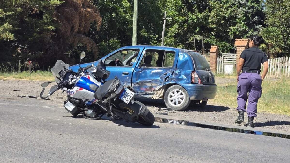 El impacto de la moto contra el auto fue muy fuerte. Fuente (Centenario Digital)