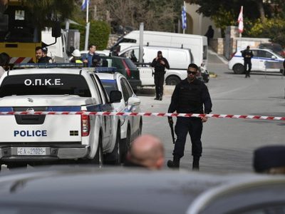 Hombre mata a tres personas y se suicida en oficinas de compañía en Grecia