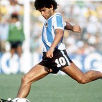 Subastaron la camiseta con la que Maradona jugó frente a Cipolletti