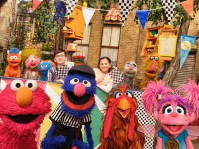La nueva temporada de "Plaza Sésamo": Bubba Wallace, Netflix y muchas gallinas