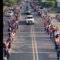 Cártel de Sinaloa desfila entre aplausos de pobladores en Chiapas (Video)