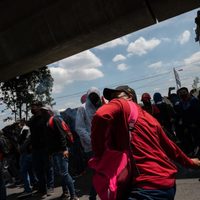 Normalistas de Ayotzinapa atacan con piedras y explosivos el Campo Militar 1 (Videos)