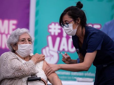 Chile ya tiene lista una cuarta dosis de la vacuna: cuándo comenzará a aplicarse