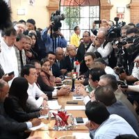 Campesinos bloquean San Lázaro; diputados atienden a alcaldes en un restaurante
