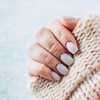 La forma simple de realizar la manicura francesa invertida, la técnica de nail art que es tendencia