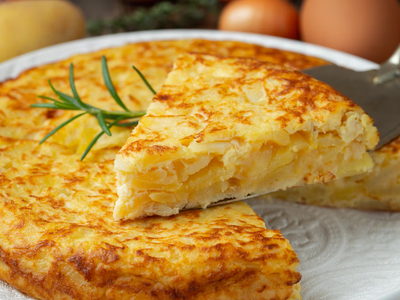 Tortilla de papas al horno: rellena de queso y súper deliciosa, la receta perfecta para comer como un rey