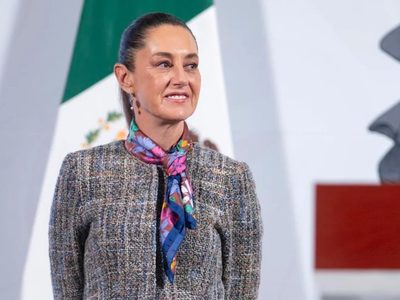 Detienen a un hombre que tocó y besó a la presidenta de México durante una recorrida