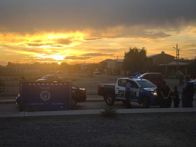 Trastabilló al cruzar la calle y murió embestido por un colectivo en el Oeste de Neuquén