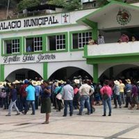 Campesinos retienen a alcalde de Zapotitlán Tablas para exigir la entrega de fertilizante