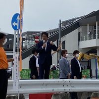 El exprimer ministro japonés Shinzo Abe colapsa mientras daba un discurso; se escuchan disparos