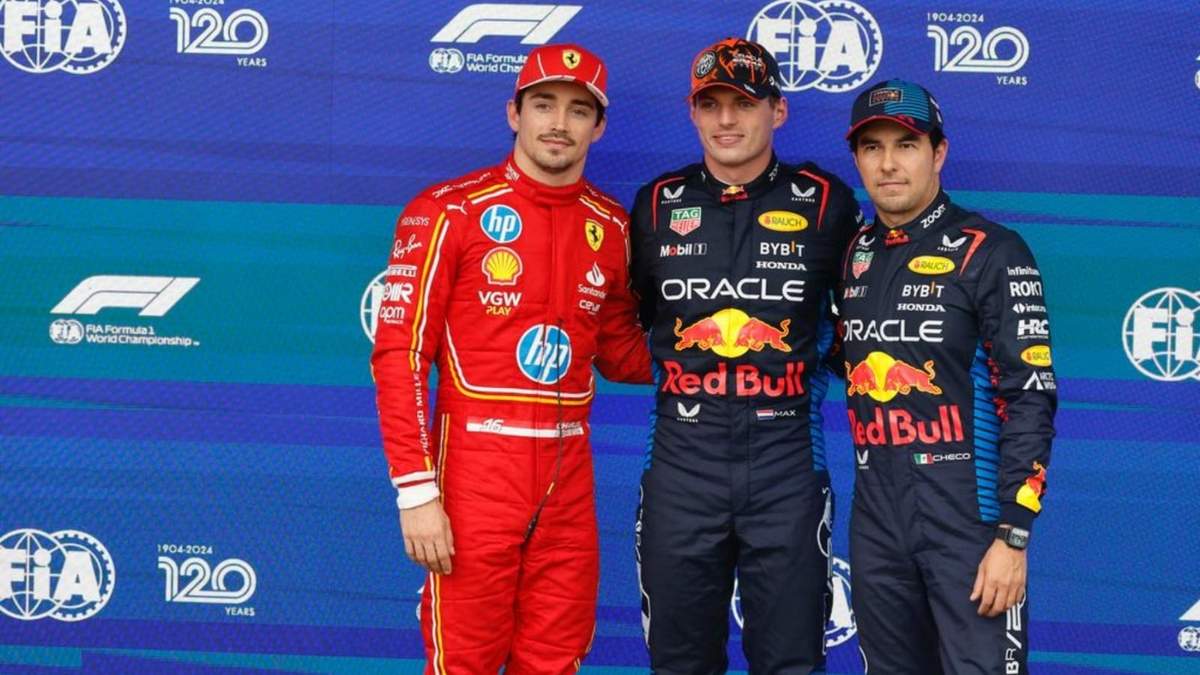 El piloto de Red Bull Max Verstappen de Holanda, al centro, Charles Leclerc de Ferrari (izq) y el mexicano Sergio Pérez de Red Bull (der) en Gran Premio de Bélgica
