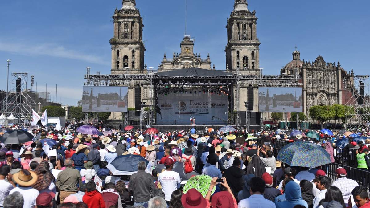 Simpatizantes de AMO en el Zócalo