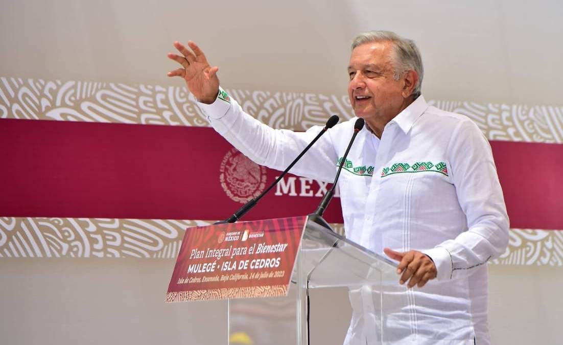 "Esta es la información que recibí sobre contratos de Xóchitl Gálvez por alrededor de mil 400 millones de pesos en nueve años", dice el tuit del presidente.