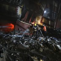 Israel arrasa vecindarios enteros en la sitiada Gaza, que enfrenta un apagón inminente