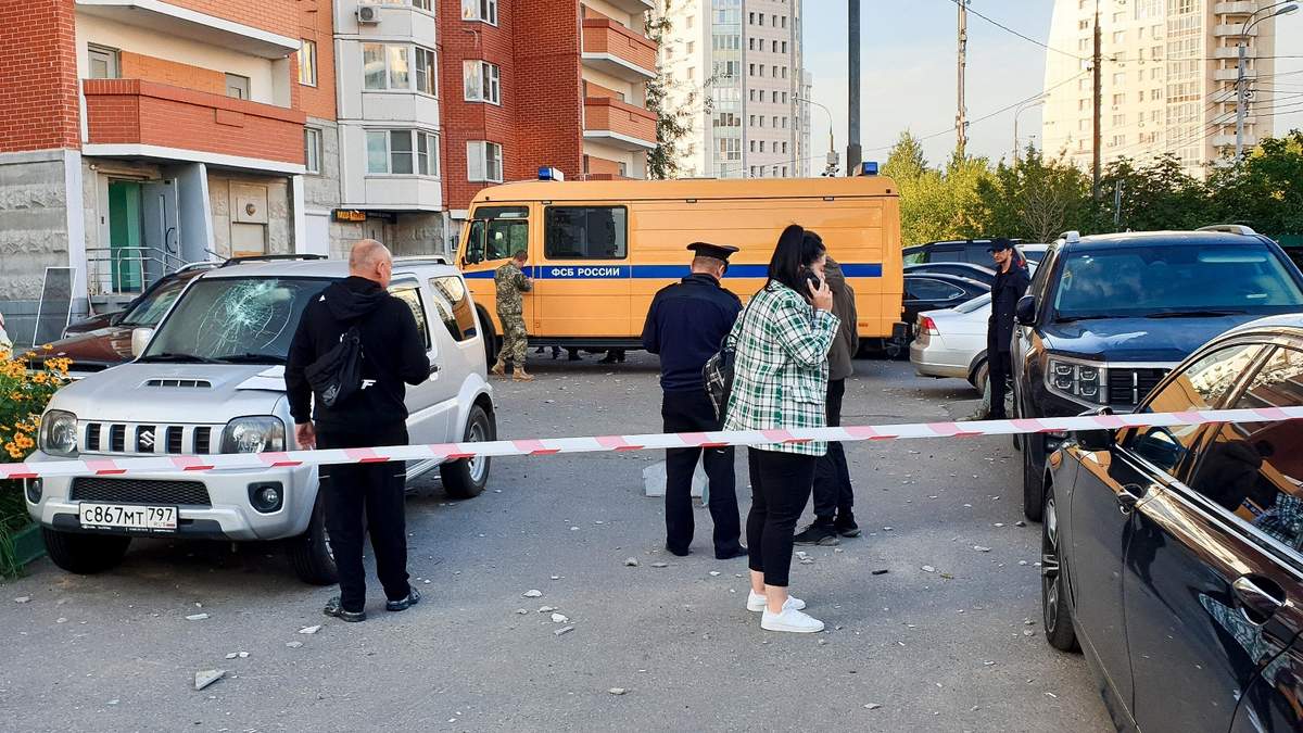 Investigadores en el lugar en el que cayó un dron ucraniano