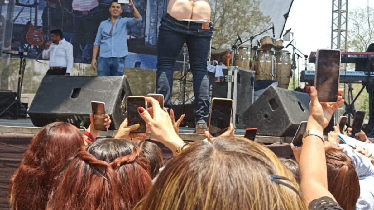 Uno de los "strippers" durante el show