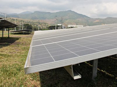 El Parque Fotovoltaico El Alamito ya cuenta con sus primeros paneles solares