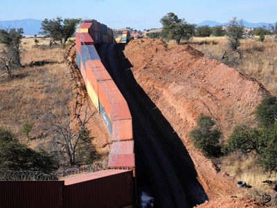 Retiran los contenedores contra inmigrantes en la frontera de Arizona y México